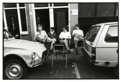 108030 Afbeelding van enkele studenten op de stoep voor het studentenhuis Goedestraat 37bis te Utrecht.